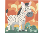 Illustration eines Zebras und einer Schildkröte in einer tropischen Landschaft mit Palmen und Blumen.