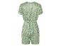 Kurzer Jumpsuit mit geometrischem Muster in Grün und Blau.