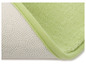 Eine grüne Badezimmermatte mit rutschfester Unterseite.