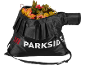 Schwarzer Laubsammelsack gefüllt mit bunten Herbstblättern.