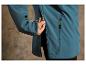 Eine blaue Softshelljacke mit Reißverschluss und einer Tasche.