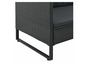 Schwarze Rattan-Lounge-Garnitur mit Stoffkissen und Metallgestell.