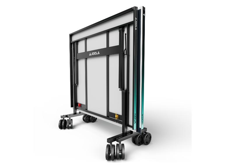 Klappbarer Tischtennistisch mit Rollen, bereit zur Lagerung.