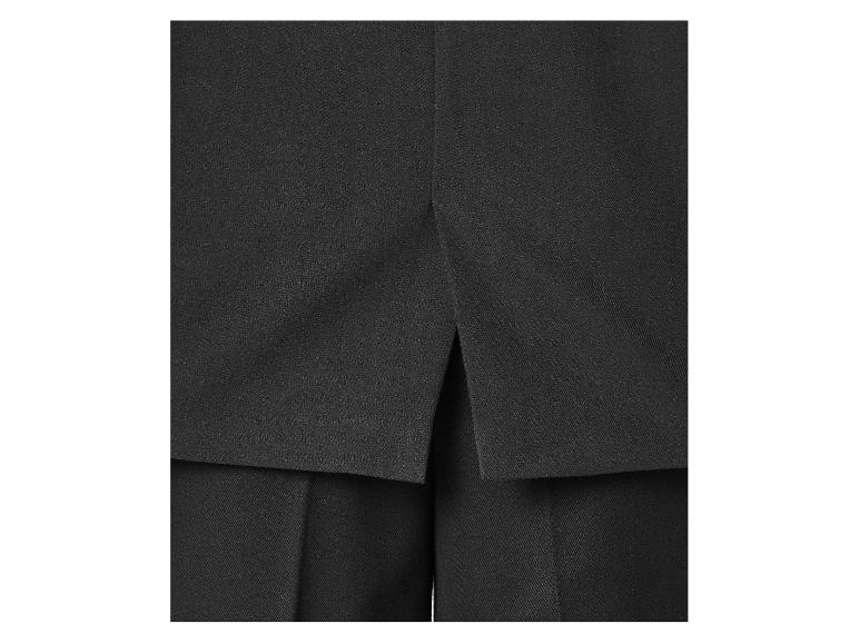 Nahaufnahme einer schwarzen Anzugjacke mit einem Rückenschlitz.
