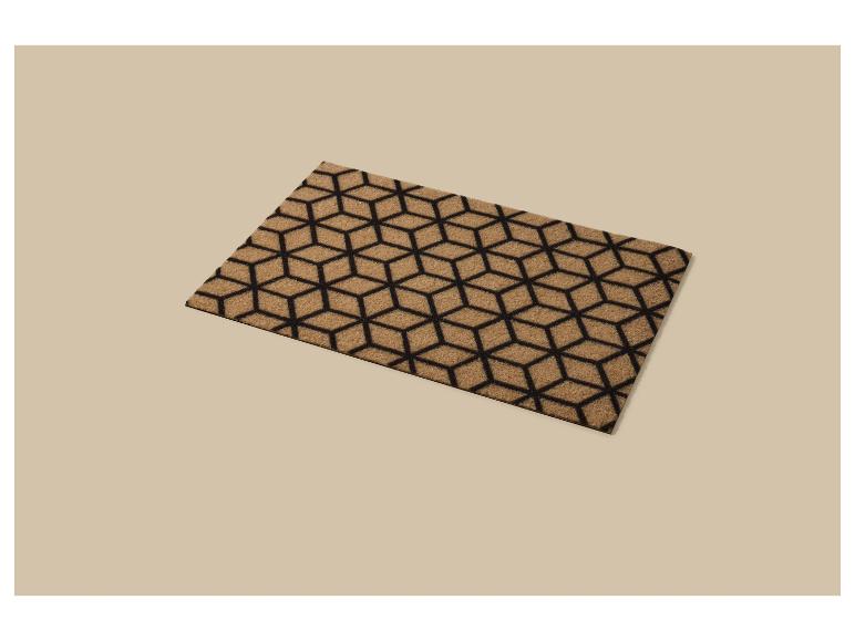Fußmatte mit geometrischem Würfelmuster in Braun- und Schwarztönen.