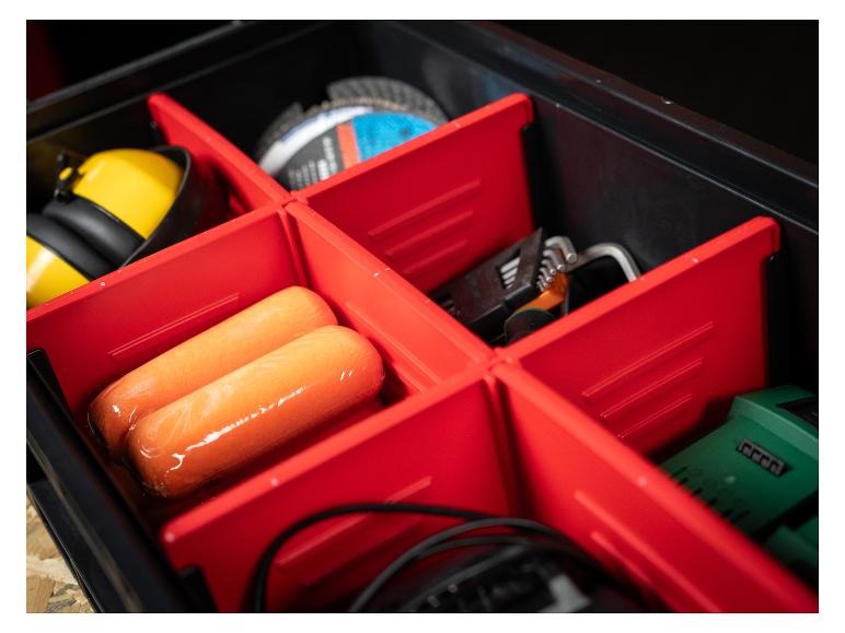 Werkzeugkasten mit Gehörschutz, Farbrollen, Schleifscheiben und Inbusschlüsseln.