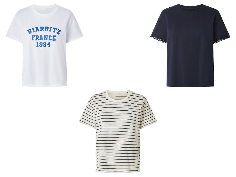 Drei T-Shirts: ein weißes mit „BIARRITZ FRANCE 1984“, ein dunkelblaues mit Spitzendetails und ein beige-dunkelblau gestreiftes.