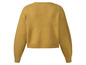 Gelber Strickpullover mit langen Ärmeln.