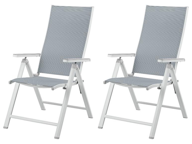 Zwei graue klappbare Gartenstühle mit weißem Gestell.