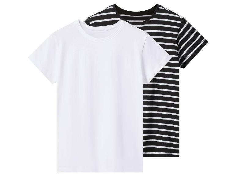 Zwei kurzärmelige T-Shirts, eines weiß und eines schwarz mit weißen Streifen.