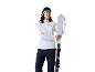 Frau in weißem Fleece, dunkler Skihose und Skibrille, hält Skier.