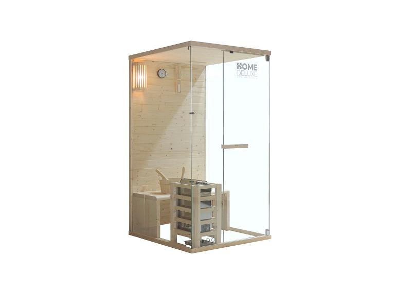 Holzsauna mit Glastür und Heizung, mit Eimer und Kelle darin.