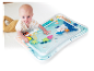 Baby spielt mit einer Wasser-Spielmatte mit Meeresmotiven.