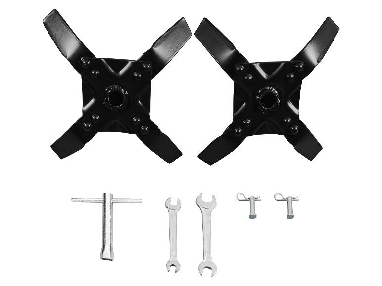 Zwei schwarze Kultivatorblätter und ein Werkzeugsatz zur Montage.