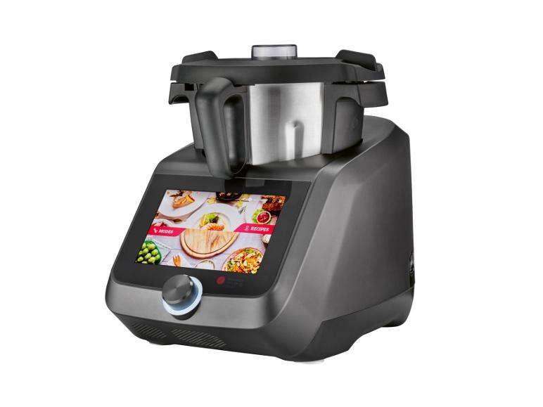 Smarte Küchenmaschine mit Edelstahlschüssel und Touchscreen-Display mit Rezepten.