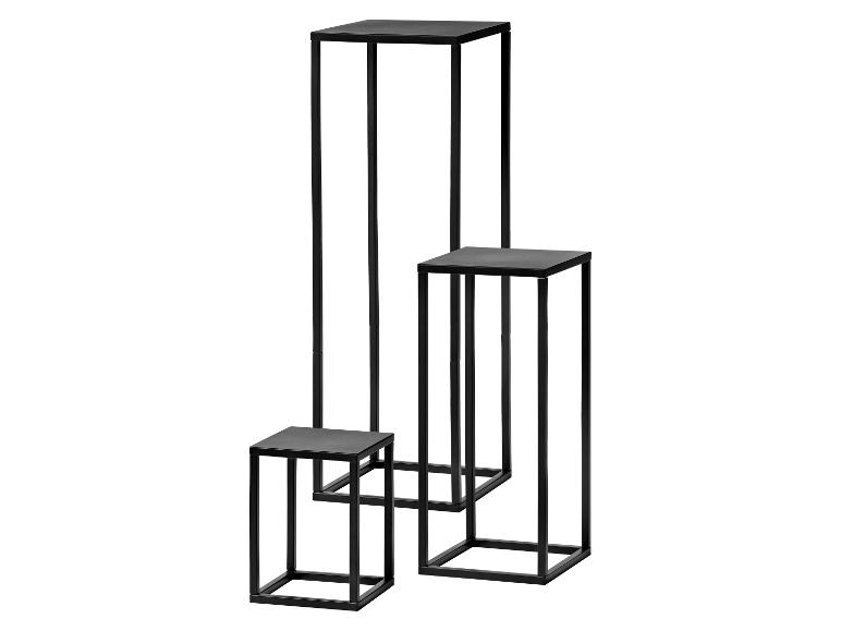 Set aus drei schwarzen Metallpodesten in verschiedenen Höhen