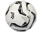 Weißer Fußball mit schwarz-grauem geometrischem Muster und einem Doppel-J-Logo.