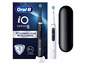 Zwei Oral-B iO Series 5 elektrische Zahnbürsten mit Ladestationen und Reiseetui.