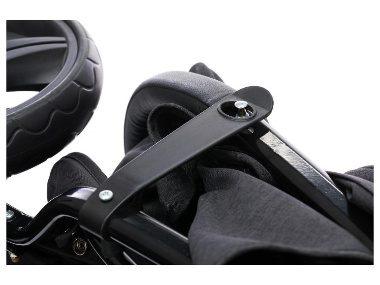 Nahaufnahme eines schwarzen Kinderwagens mit Rädern und Metallverschlüssen.