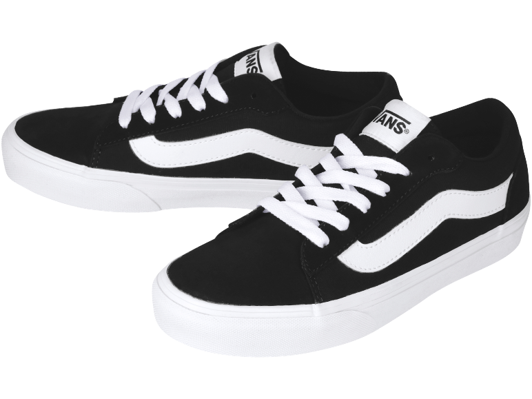 Schwarze Sneaker mit weißen Schnürsenkeln und weißen Sohlen