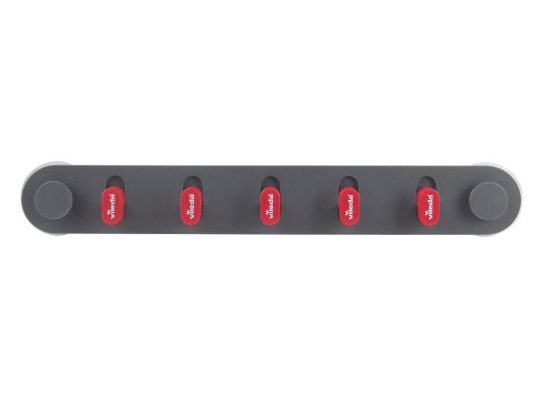 Grauer Wandhalter mit fünf roten Greifern für Reinigungsgeräte.