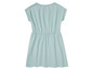 Ein hellblaues Kleid mit kurzen Ärmeln.