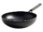 Schwarze KitchenAid Wokpfanne mit Antihaftbeschichtung und langem Griff.