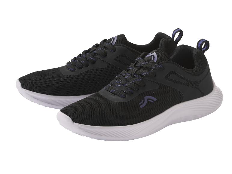 Schwarze Sneaker mit blauen Akzenten.