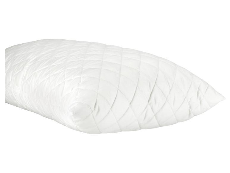 Ein weißes, gestepptes Kissen.