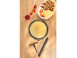 Pfannkuchen in der Pfanne, daneben Teller mit Pfannkuchen, Bananen, Erdbeeren und Marmelade.