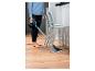 Person reinigt Holzboden mit einem Bissell PowerFresh Dampfmopp.