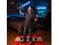 Ein Junge in einem Gaming-Zimmer hält ein Pixelschwert und steht auf einem roten TNT-Teppich.