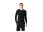 Mann in schwarzem Langarmshirt und schwarzer Jogginghose.