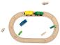 Holzspielzeugeisenbahn mit ovaler Strecke und bunten Bauklötzen.