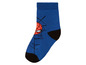 Blaue Socken mit Spiderman-Motiv.
