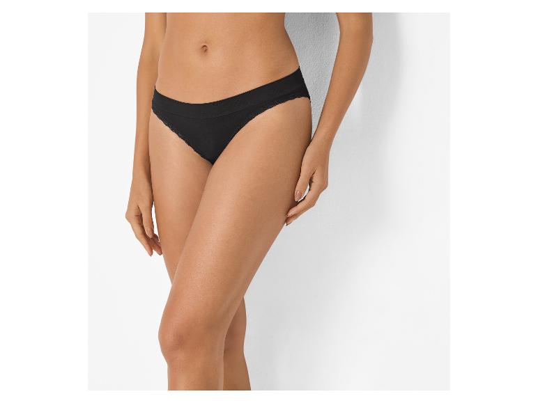 Frau in schwarzen Baumwollslips mit Spitzendetails, seitlich posierend.