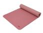 Eine rosa Yogamatte von Crivit, eingerollt.