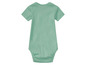 Ein hellgrüner Baby-Body mit kurzen Ärmeln.