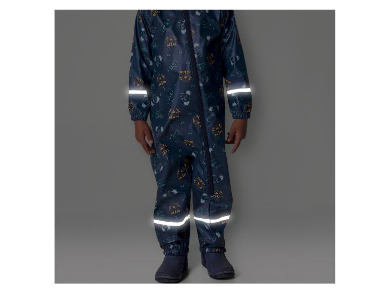 Ein blauer Regenoverall mit reflektierenden Streifen und Tiermuster.