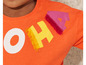 Ein orangefarbenes T-Shirt mit den Buchstaben 'OHA' in weißen, gelben und rosa Formen mit Quasten.
