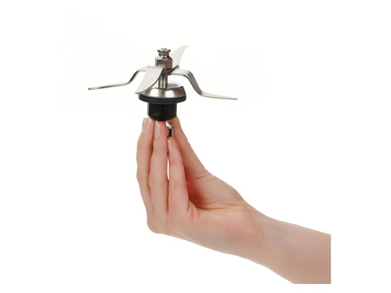 Eine Hand hält ein Edelstahl-Mixermesser vor weißem Hintergrund