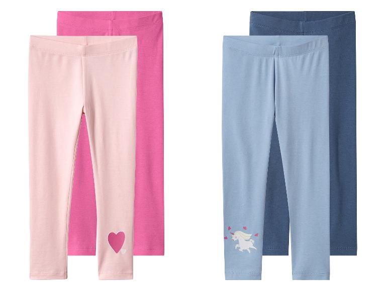 Zwei Sets Kinderleggings: rosa mit Herz-Ausschnitt und blau mit Einhorn.