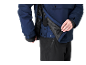 Mann in blauer Winterjacke mit herausnehmbarem Futter und schwarzer Hose.
