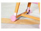 Holzlaufler mit rosa Rädern und rosa Sitz.