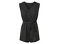 Ein schwarzer Jumpsuit mit Knöpfen und Gürtel.