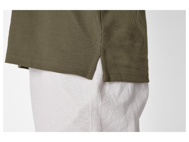 Olivengrünes Poloshirt mit weißer Hose.