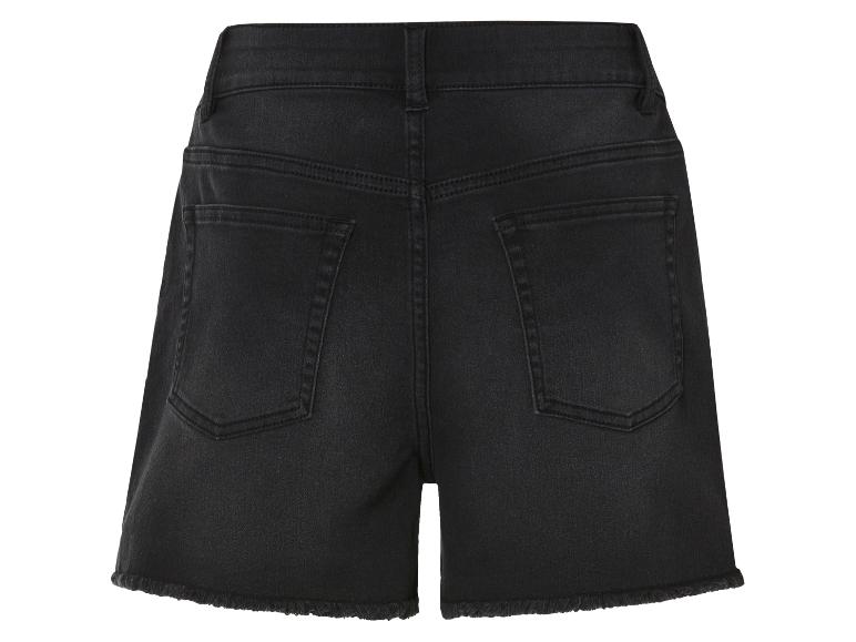 Schwarze Jeans-Shorts mit ausgefransten Säumen.