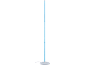 Eine weiße, schlanke Stehlampe mit blauem Licht.