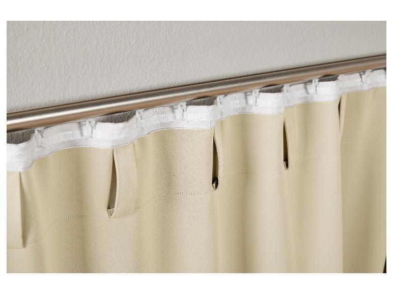 Beige Vorhänge mit Ringen an einer Stange.