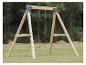 Holzschaukel mit zwei Sitzen in einem grünen Garten.